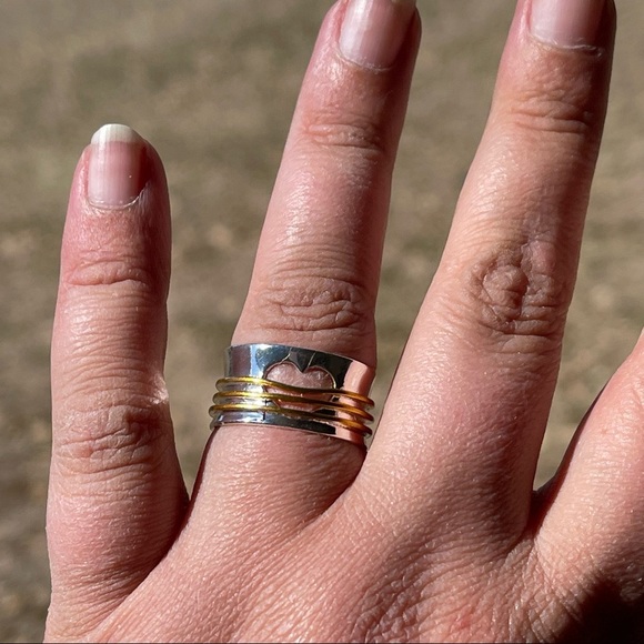 BEAUTIFUL SILVER AND GOLD RING WITH CUT OUT HEART & “LOVE” INSCRIPTION - Picture 3 of 11